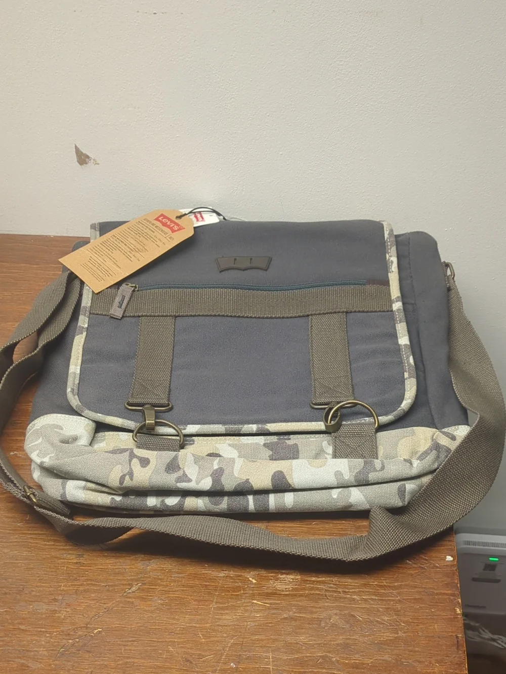 Levi's Gray Canvas Messenger Bag Camouflage Edge Sutherland Messenger Laptop Bag